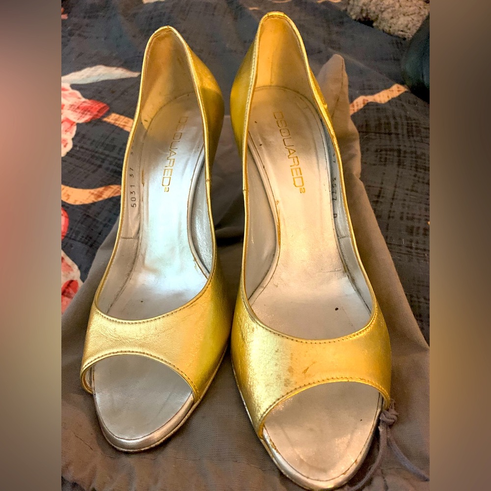 D2 peep toe gold heels